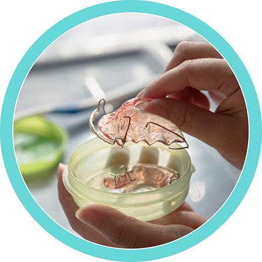 Person holding a retainer